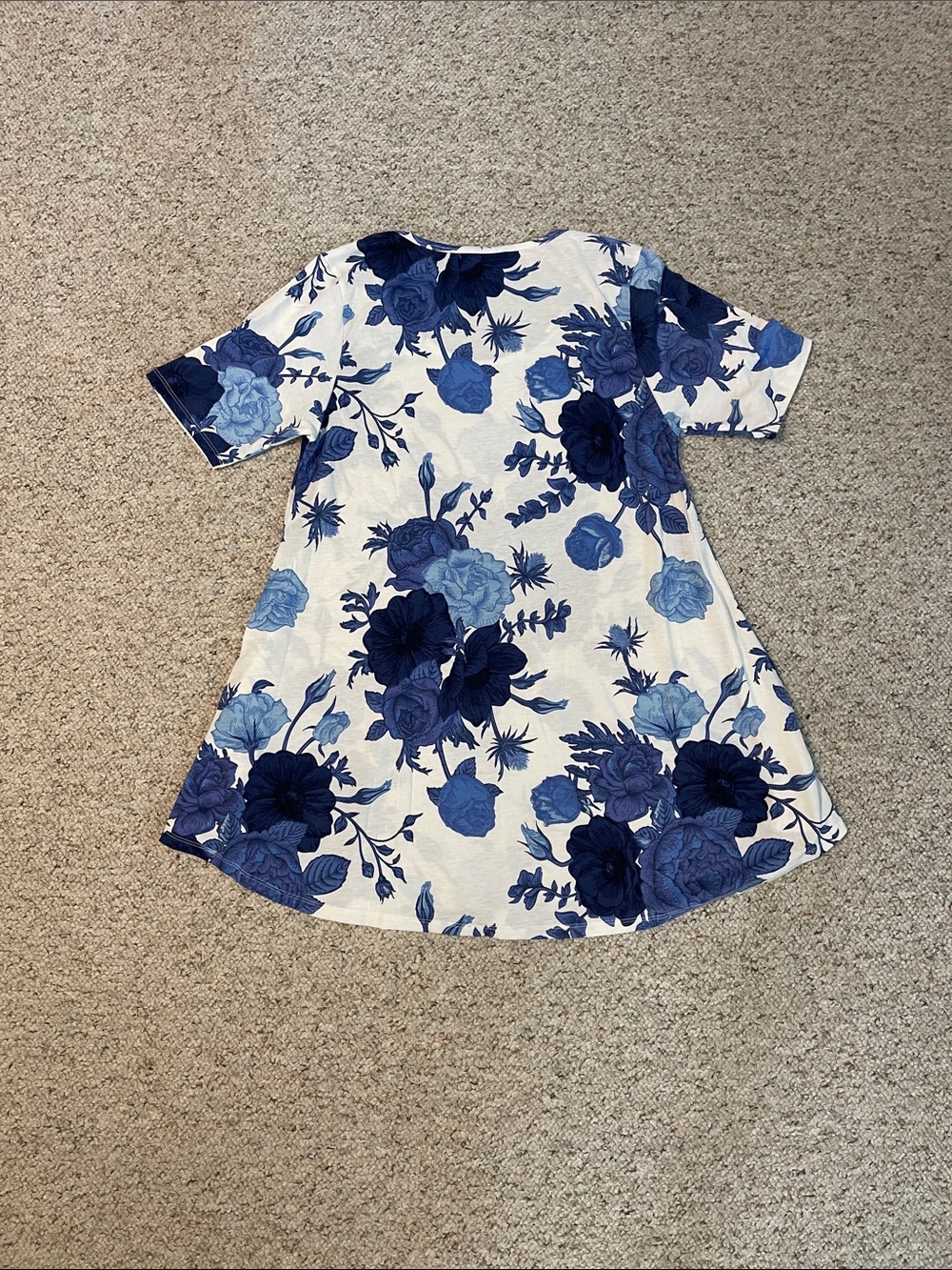 LuLaRoe Assorted Women’s Short Sleeve Tees in Blue, Green, Red, Cream - Picture 9 of 16